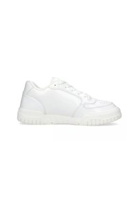 Sneaker bianco con una tomaia liscia simile alla pelle, punta rotonda e design con lacci. Suola in gomma testurizzata con dettagli antiscivolo. Stile minimalista.