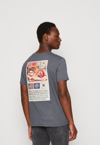 Alpha Industries - USN BLOOD CHIT - Apdrukāts T-krekls - grey black Miniatūras attēls 1