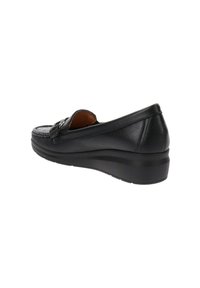 Mocassin en cuir noir avec une accent texturé à l'avant, un talon en wedge bas et une finition lisse sur le dessus et l'arrière.