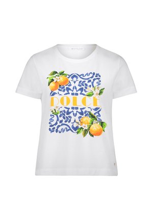 Wit T-shirt met blauw sierlijk tegelpatroon, oranje fruit en bloesems, en "DOLCE"-tekst in dikke gele letters aan de voorkant.