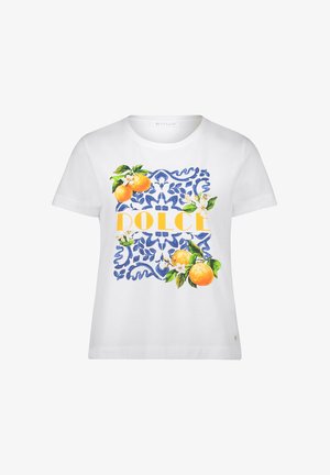 Wit T-shirt met blauw sierlijk tegelpatroon, oranje fruit en bloesems, en "DOLCE"-tekst in dikke gele letters aan de voorkant.