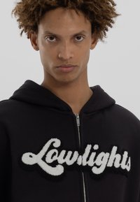 LOW LIGHTS STUDIOS® TRENDY ZIP HOODIE - Cipzáras pulóver - black