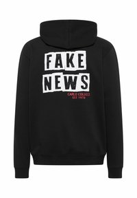 Schwarzer Kapuzenpullover mit einem großen weißen Grafik, die "FAKE NEWS" liest, und rotem Text darunter mit "CARLO COLUCCI EST 1978." Aus Baumwollmaterial, lässige Passform.