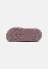 Semelle de chaussure en caoutchouc violet avec un motif de tissage texturé et un marquage. Comprend des sections surélevées pour la traction et une courbe de talon lisse.