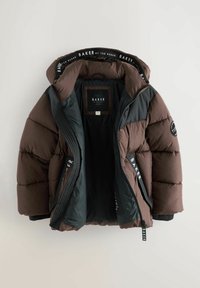 Rudas pūkuotas švarkas su juodu vidumi, su gobtuvu, siuvinėjimu, tvirtais užtrauktukais ir prekės ženklo detalėmis ant apykaklės bei rankovių.