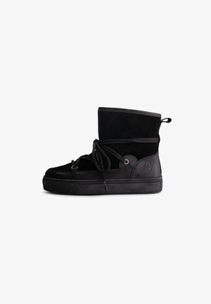 Bottine haute noire en sneaker avec dessus en daim, semelle épaisse, lacets enroulants et languette à l'arrière, présentée sur un fond blanc.