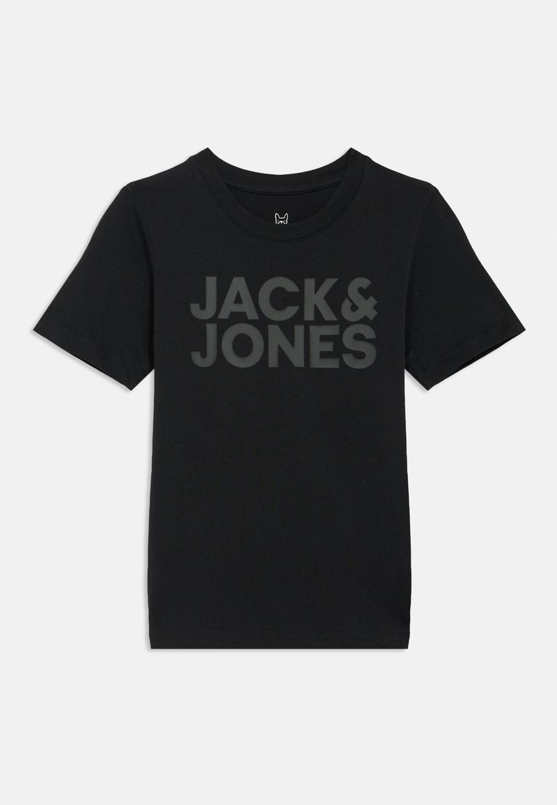Fekete pamut póló, amelyen elöl nagy, tónusos szürke "JACK & JONES" felirat található. Klasszikus kerek nyakkivágás és rövid ujjú.