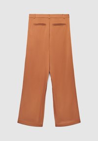 Pantalon à jambes larges de couleur rouille unie, avec une texture lisse, deux poches arrière avec plis, et une ceinture ajustée.
