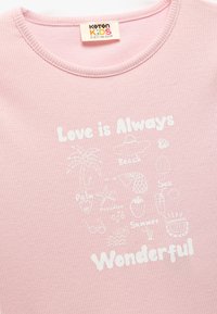 Jasnoróżowy, prążkowany t-shirt z białym nadrukiem: "Miłość jest zawsze wspaniała" oraz ilustracjami w stylu doodle na tematy letnie.