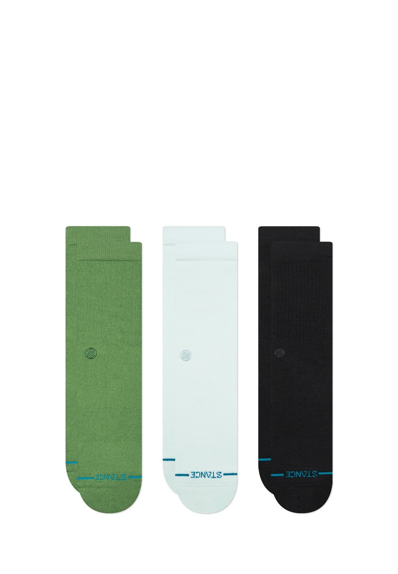 Drie paar sokken: olijfgroen, lichtblauw en zwart. Elk paar heeft een effen kleur met een klein logo en contrasterende blauwe accenten.
