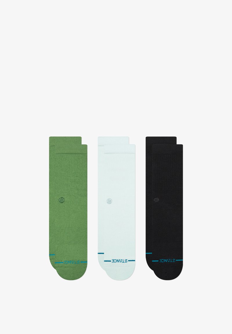 Drie paar sokken: olijfgroen, lichtblauw en zwart. Elk paar heeft een effen kleur met een klein logo en contrasterende blauwe accenten.