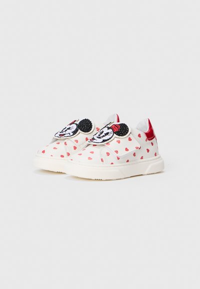 Valged tenaad punase südame printimisega, musta ja valge Minnie Mouse aplikaadiga, punaste aktsentidega keele ja kontsapooles. Tasane talla.