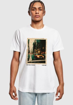Witte katoenen t-shirt met een vintage-stijl print van een straatscène in New York City met een gele taxi, gelabeld "NEW YORK CITY ORIGINAL".