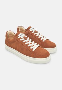 Sneakers in suede marrone con lacci bianchi, punta rotonda e finitura texture. Presentano una suola in gomma bianca per una maggiore aderenza.