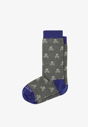 Grijze sokken met een wit schedelpatroon, contrasterende paarse boord en teen. Gemaakt van zacht materiaal, met een nauwsluitend ontwerp voor comfort.