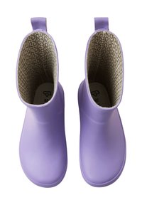 Μωβ λαστιχένιες μπότες βροχής με λείο εξωτερικό, υφασμένο λουράκι για τράβηγμα και καφέ εσωτερική επένδυση με μοτίβο. Στρογγυλεμένη μύτη και σχέδιο χαμηλού τακουνιού.