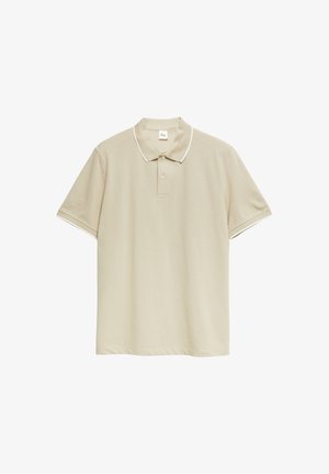 Beiges kurzärmliges Poloshirt mit zwei Knöpfen und weißem Besatz am Kragen und an den Ärmeln, auf weißem Hintergrund präsentiert.