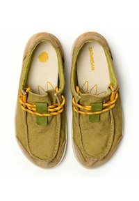Scarpe da tela verde con accenti marroni, lacci gialli elastici e suola texturizzata. Presentano un logo stampato sulla soletta e una punta arrotondata.