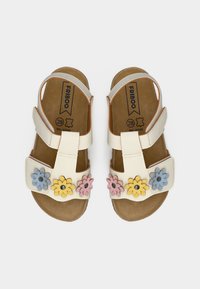 Παιδικά σανδάλια εκρού με διακοσμητικά λουλούδια σε μπλε, κίτρινο και ροζ σε κάθε λουράκι, μέγεθος 28, κατασκευασμένα από γνήσιο δέρμα.