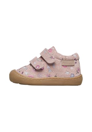 Scarpa in suede rosa chiaro con motivi floreali, due fasce in Velcro, punta arrotondata e suola in gomma con grip testurizzato. Adatta per bambini.