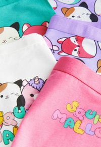 Quattro camicie colorate in verde, bianco, rosa e viola con grafiche di animali dei cartoni animati, caratterizzate da design giocosi e una soffice trama in cotone.