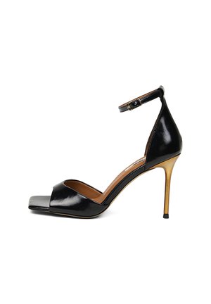 Zwart lakleren sandalen met hoge hak, gouden naaldhak, enkelbandje met gesp en open vierkante neus.