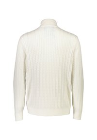 Weißer Kabelstrickpullover mit langen Ärmeln und stehendem Kragen. Strukturierte Optik über das gesamte Teil, gerippte Bündchen und Saum.