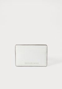 Witte leren kaarthouder met het geperste logo "MICHAEL KORS", voorzien van meerdere kaartsleuven en een textuur oppervlak. De randen zijn gestikt.