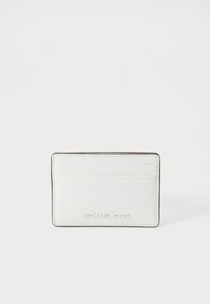 Cardholder branco em pele com o logótipo "MICHAEL KORS" em relevo, apresentando vários espaços para cartões e uma superfície texturizada. As bordas são cosidas.
