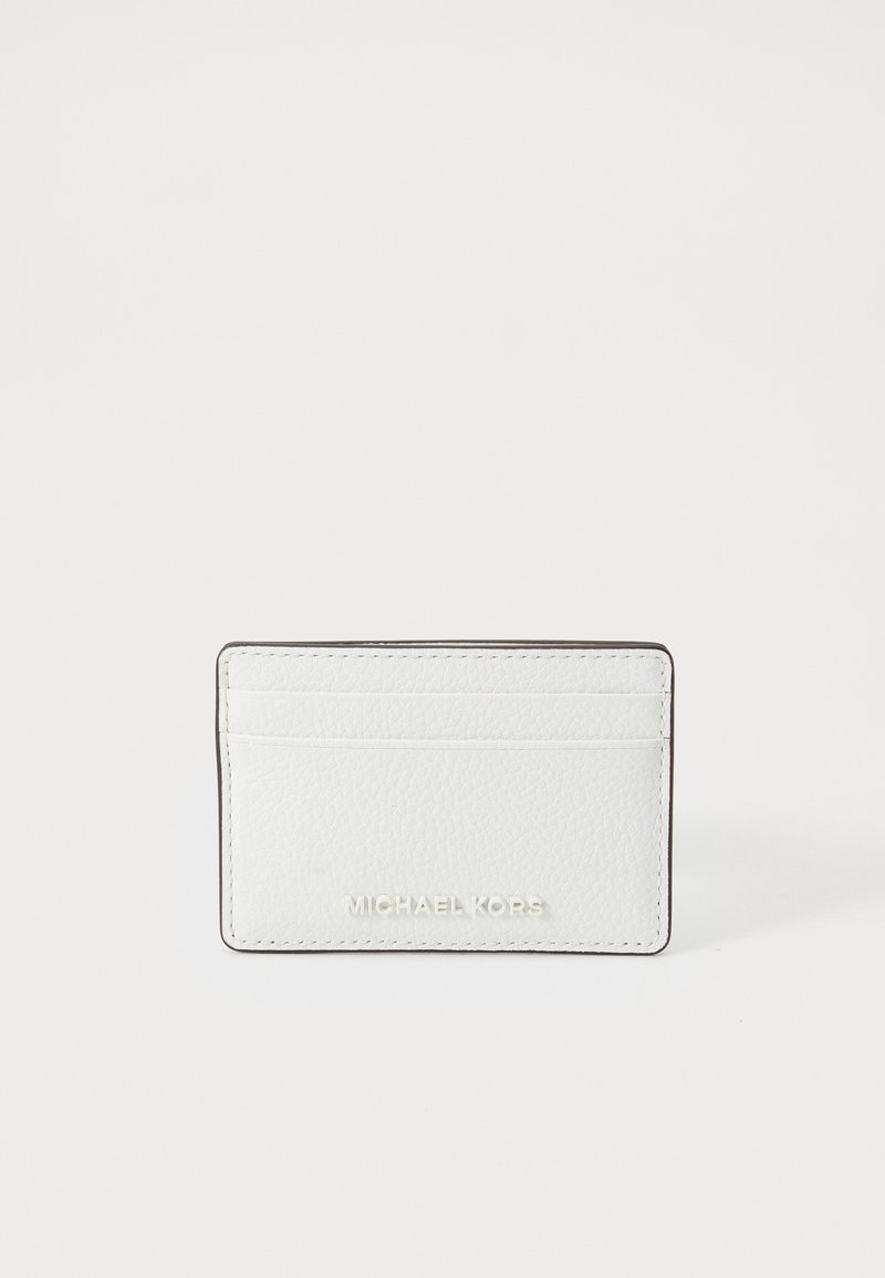 Witte leren kaarthouder met het geperste logo "MICHAEL KORS", voorzien van meerdere kaartsleuven en een textuur oppervlak. De randen zijn gestikt.