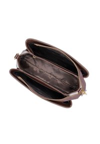 Brązowa skórzana torebka z podwójnymi przegrodami, złotym zamkiem błyskawicznym i ciemnym wnętrzem, z teksturowanym wykończeniem na zewnątrz i gładkim wnętrzem.