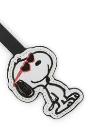 Portachiavi Snoopy realizzato in pelle bianca con contorni neri, occhiali da sole rossi e bordo cucito, caratterizzato da un design giocoso e una superficie liscia.