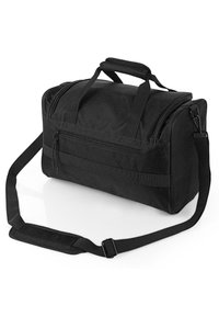 Bolsa de deporte negra hecha de tela duradera, con asas dobles, una correa de hombro ajustable y un bolsillo frontal con cremallera para almacenamiento.