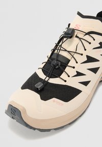 Salomon XA META GORE TEX - Pantofi drumeție - black/oxford tan/tender peach