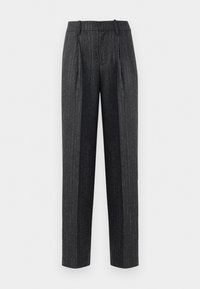 Pantalon sur mesure en tissu gris foncé à fines rayures, avec une coupe droite, des plis sur le devant et une texture lisse.