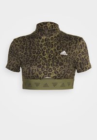 Top atlético recortado con un alto cuello, con estampado de leopardo verde oliva, mangas cortas y una cinturilla elástica con marca.