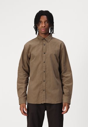 Bruine button-up shirt met een relaxte fit, met een kraag, lange mouwen, een soepele textuur en donkere knopen aan de voorkant.