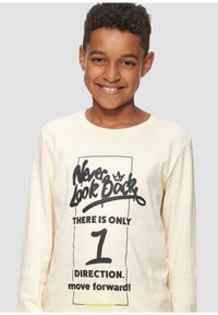 Langärmliges cremefarbenes T-Shirt aus weichem Stoff mit fetter schwarzer Schrift: "Never Look Back", "1 DIRECTION" und "move forward!" in verschiedenen Schriften.