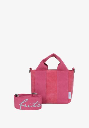 Borsa tote in tessuto rosa con doppi manici, superficie tessurizzata e tracolla rimovibile con la scritta "frutti" in corsivo. Dettagli includono minuteria in argento.