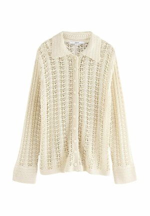 Cardigan en tricot couleur crème à manches longues, avec fermeture boutonnée sur le devant et col, présentant un motif ajouré en dentelle sur toute la surface.