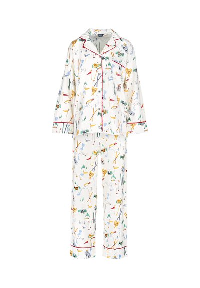Conjunto de pijama blanco con estampados coloridos de esquí y temáticas al aire libre. Cuenta con ribete rojo, una camisa con cuello y pantalones de corte holgado.