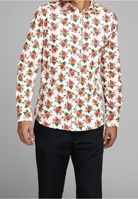 Biała koszula z długim rękawem, pokryta kwiatowym wzorem z czerwonymi i żółtymi różami, z klasycznym kołnierzem i zapinana na guziki z przodu.
