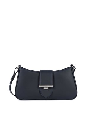 Schoudertas van marineblauw leer met een gebogen vorm, een voorste riem met zilverkleurige gesp en een verstelbare zijriem.