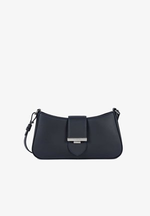 Sac bandoulière en cuir bleu marine avec une forme incurvée, une sangle frontale avec boucle en argent, et une sangle latérale réglable.