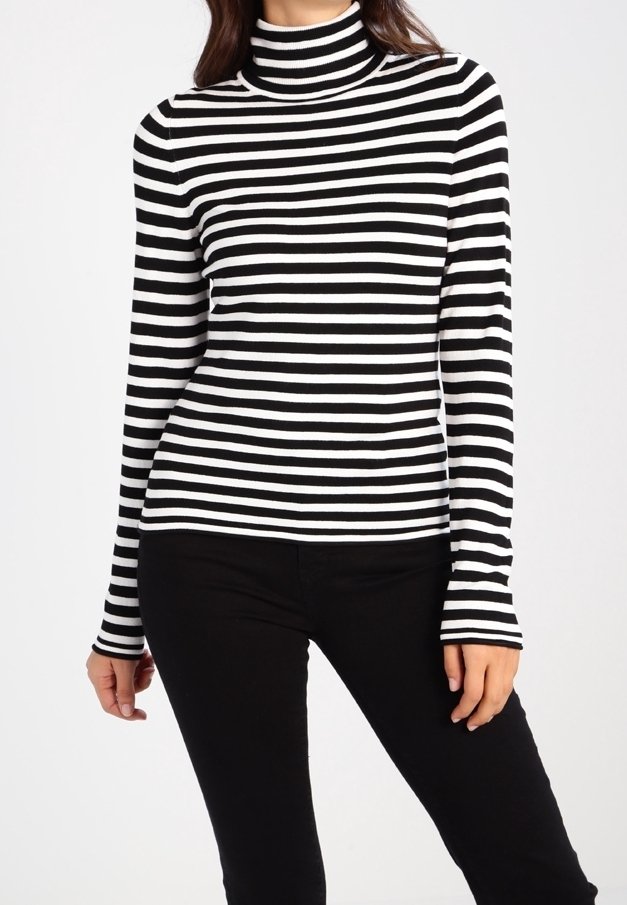 Musta-valkoraidallinen poolopaita, jossa on pitkät hihat, tiukka istuvuus ja resorikuvio koko vaatteen alueella. Yhdistetty mustiin housuihin.