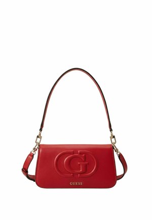 Sac à main Guess en cuir rouge avec logo double G embossé, bandoulière amovible et ferrures dorées sur fond blanc uni.
