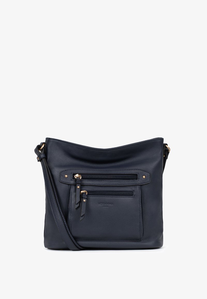 Borsa a tracolla in pelle blu navy con due tasche anteriori con zip, hardware color oro e una finitura morbida e testurizzata. Inclusa tracolla regolabile.