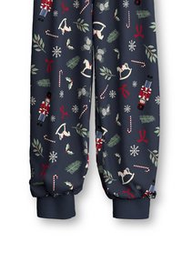 Marineblauwe pyjamabroek met feestelijke print van nutcrackers, zuurstokken, sneeuwvlokken en kerstgroen. Elastische boorden bij de enkels.