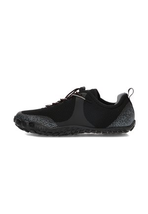 Zapatilla deportiva negra y ligera con parte superior de malla, puntera y talón estampados, cordones elásticos y suela texturizada para mayor tracción.