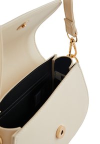 Bež usnjena torba za čez ramo zaobljene oblike, z zlatimi kovinskimi elementi in odprtim poklopcem, ki razkriva črn notranji prostor s prostori za kartice.